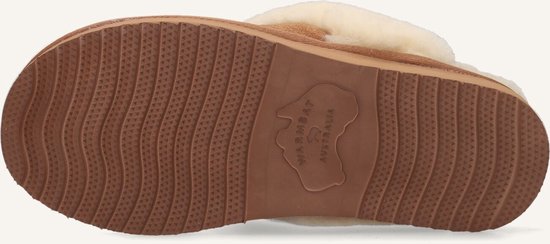 Zool van een bruine suède slof met crème-witte schapenwollen voering. De zool heeft een golvend profiel en het Warmbat Australia logo.