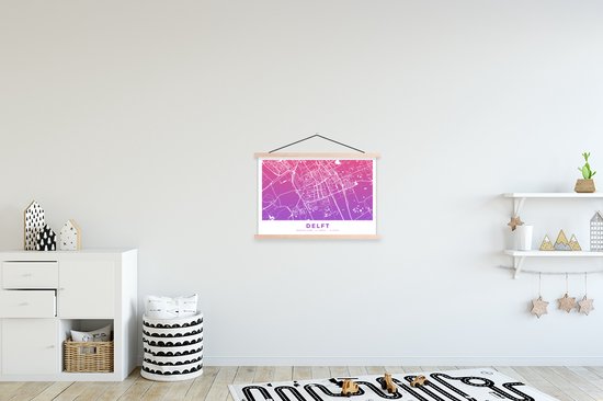 Posterhanger incl. Poster 60x40 cm - Schoolplaat - Stadskaart - Delft - Nederland - Paars - Textielposter - Blanke latten