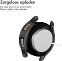 Zwarte smartwatch case met draadloze oplader, 'Zorgeloos opladen'.