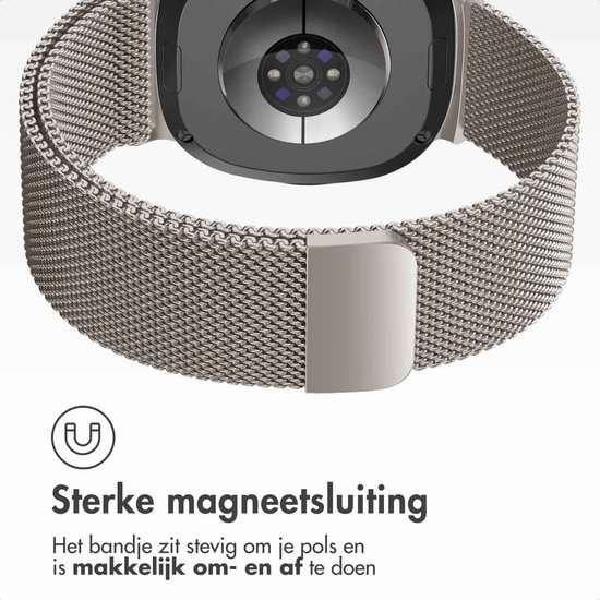 Achterkant van een smartwatch met sensor en een zilverkleurig milanees bandje met magnetische sluiting.