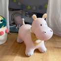 Lichtroze skippend Nijlpaard met gele bandana met witte bladeren, in kinderkamer.