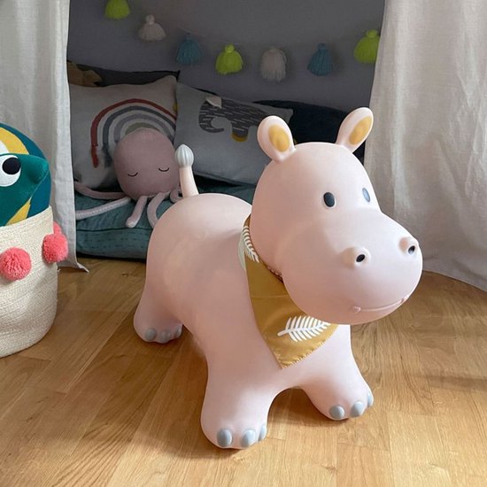 Lichtroze skippend Nijlpaard met gele bandana met witte bladeren, in kinderkamer.