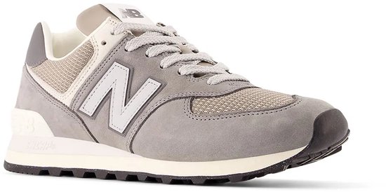 Grijze New Balance sneaker met witte veters, witte 'N' logo en beige mesh details.