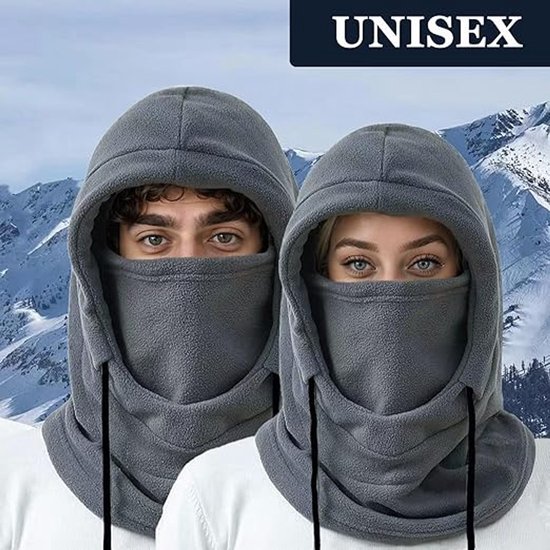 Man en vrouw die identieke grijze fleece bivakmutsen dragen, beide met capuchon en gezichtsmasker.