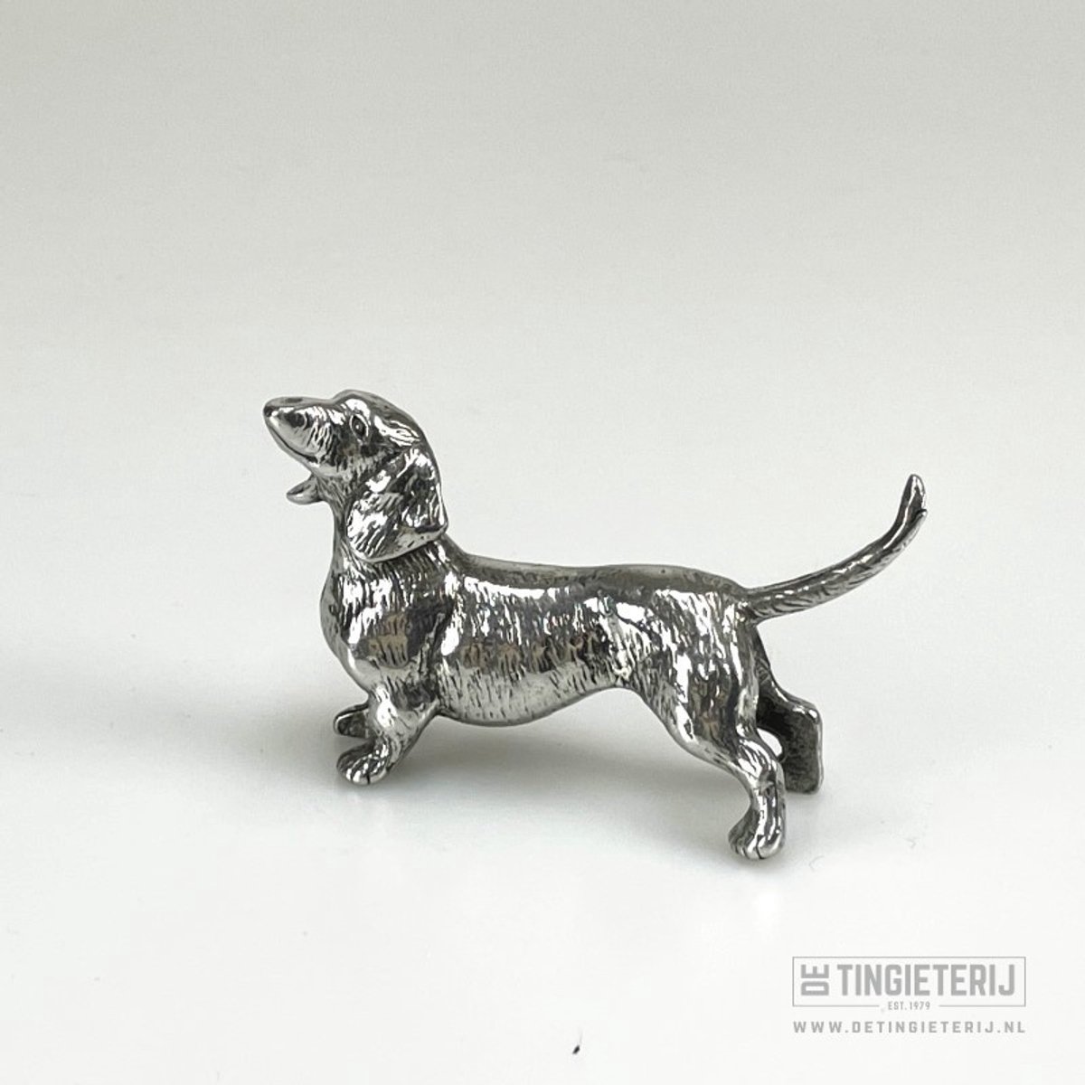 De tingieterij Gladharige Teckel staand - Beeldje teckel - gladharig - Teckel cadeau - Unieke hondenbeeldjes - Miniatuur teckel Zilver