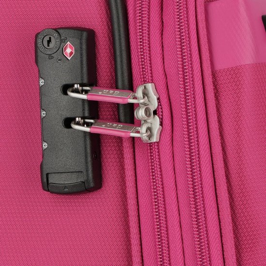 Close-up van een cijferslot en ritssluitingen op een roze koffer.