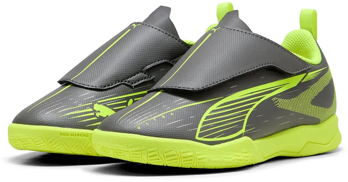 Grijze Puma Ultra 5 Play V It voetbalschoenen met klittenbandsluiting en groene details, geschikt voor indoorgebruik.