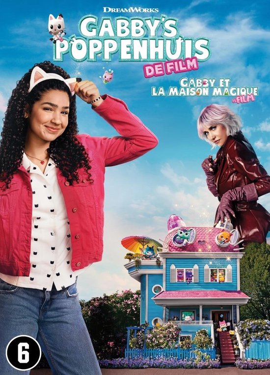 Gabby's Poppenhuis de film: Een meisje met kattenoren hoofdband, roze jas, witte blouse en spijkerbroek, naast een roze en blauw poppenhuis.