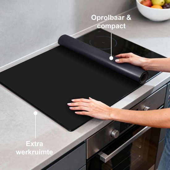 Zwarte kookplaatbeschermer van vinyl, oprolbaar en compact.