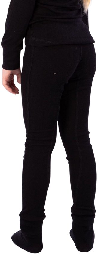 Kind draagt een zwarte thermobroek, zicht van achteren.