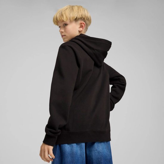Jongen met kort blond haar draagt een zwarte PUMA hoodie met capuchon. De hoodie heeft een klein logo op de borst.