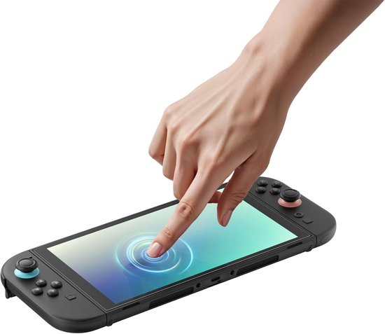 Hand die een vingerafdruk op het scherm van een zwarte Nintendo Switch 2 aanwijst.