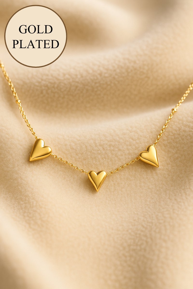Lundholm Ketting Dames Goudkleurig Hartjes – Premium Stainless Steel – Drie Hartjes Hanger – Dyna Serie - 38 + 5 cm – Jewellery Ketting Hartjes Hanger Goud verguld – Vrouwen Cadeautjes Tip - Luxe Geschenkverpakking