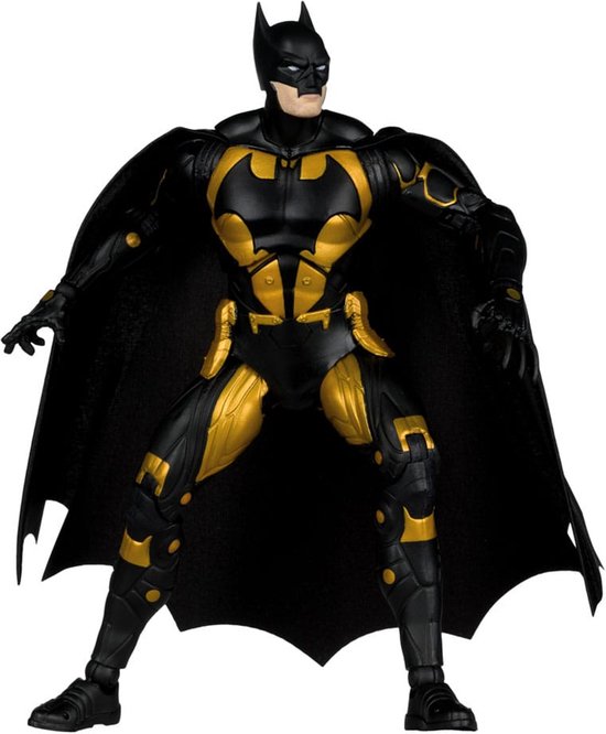 Batman Earth-2 actiefiguur, met gouden en zwarte pantsering, staand.