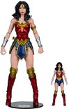Wonder Woman actiefiguur staand, met een kleiner figuur ernaast.