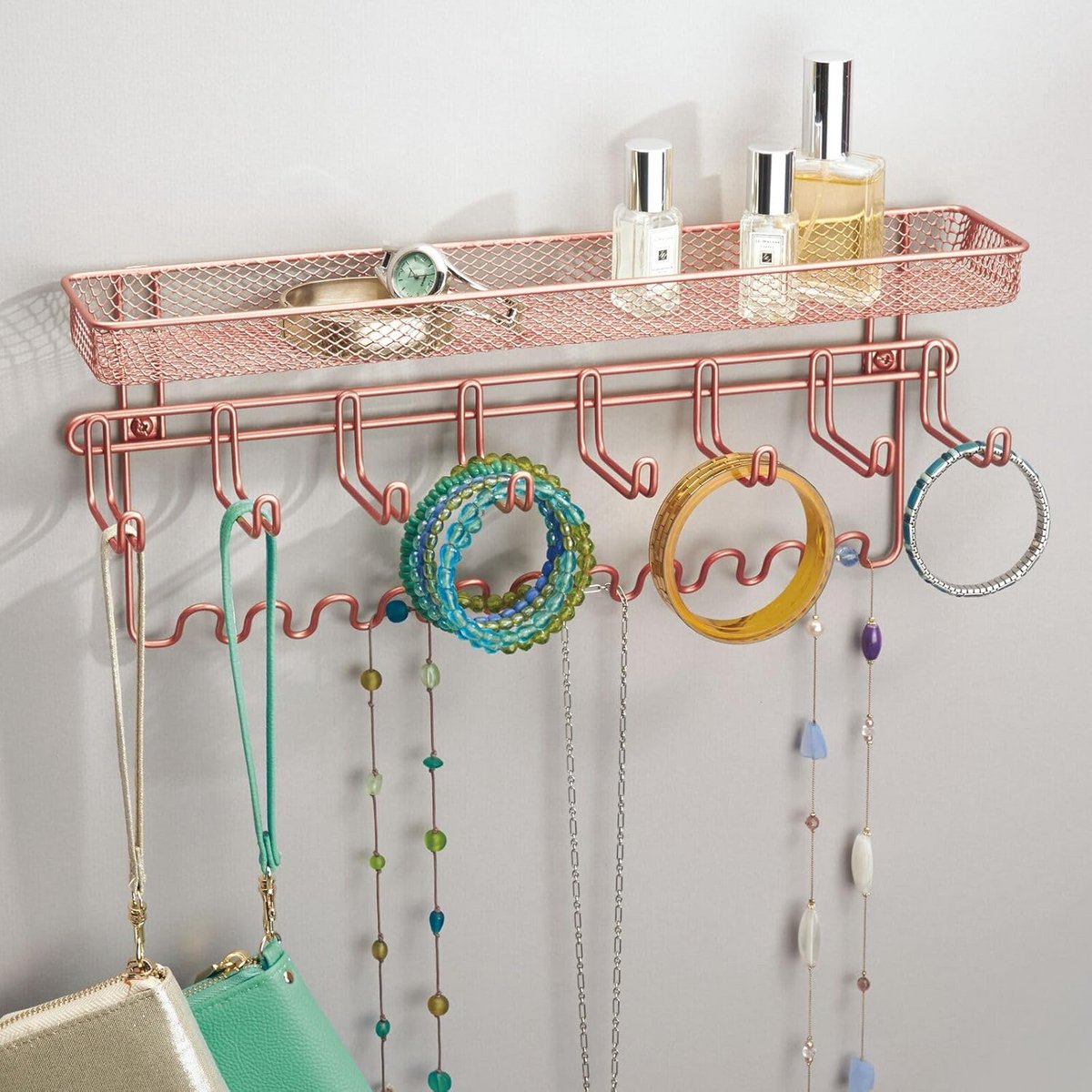 mDesign - Jewellery organiser - jewellery rack/storage space for jewellery - wall model/with 19 hooks and storage basket/strong metal - rose gold — cadeau in Sieraden - foto 3