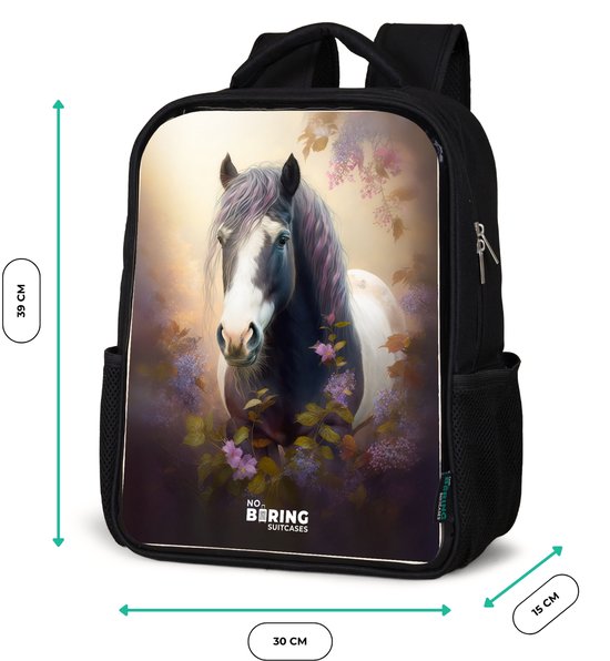 Zwarte rugzak met een print van een paard, omringd door bloesems. Afmetingen: 39x30x15 cm.