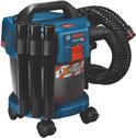 Blauwe Bosch Professional GAS 18V-10 L accu-bouwstofzuiger met zwarte slang en opzetstukken op wieltjes.