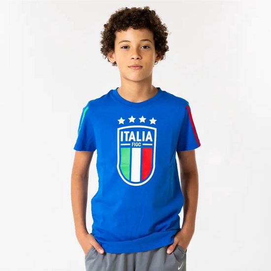Jongen in blauw FIGC Italië T-shirt met grijze shorts.