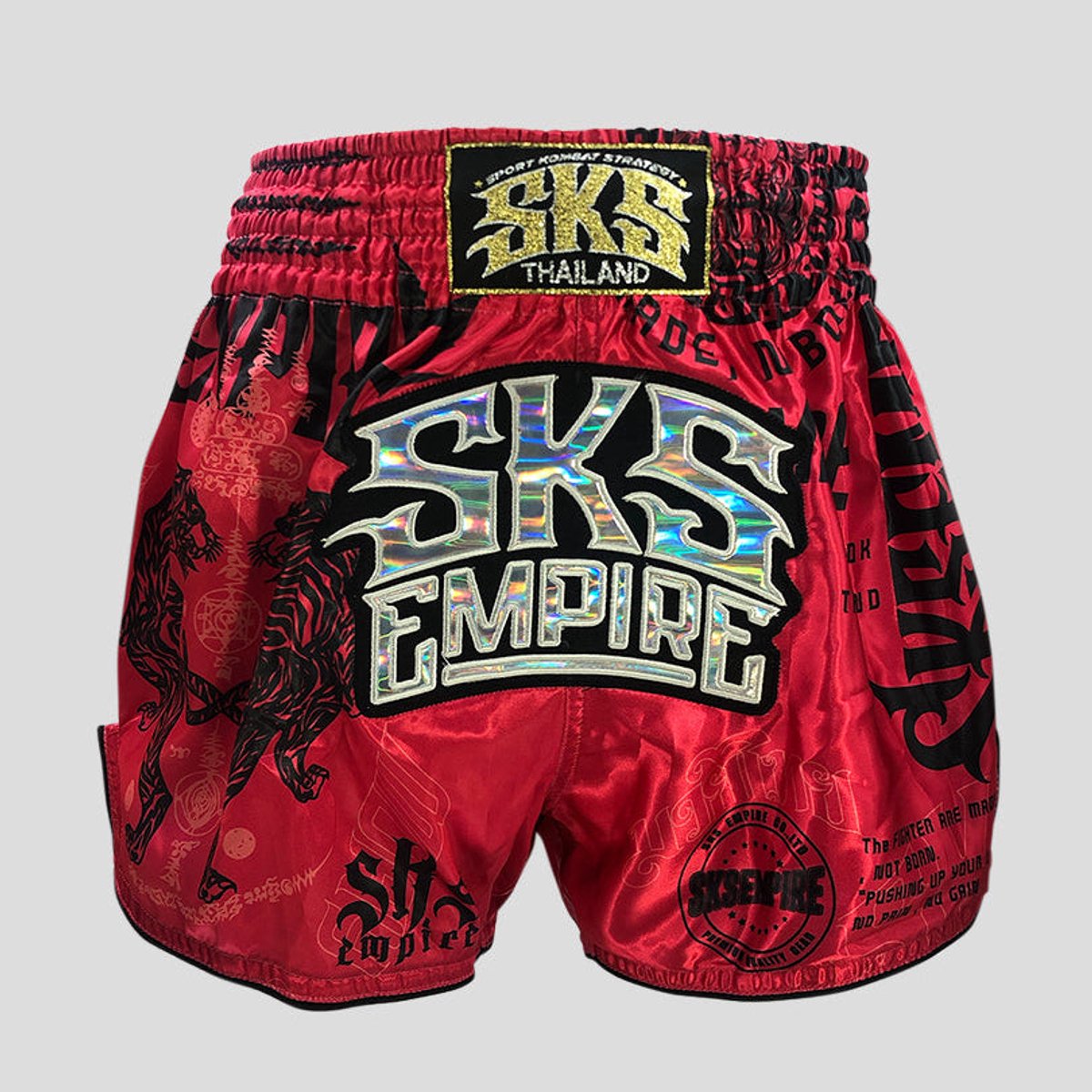SKS Muay Thai Shorts Sakyant “Stickerbomb” - Rood / Zwart XL