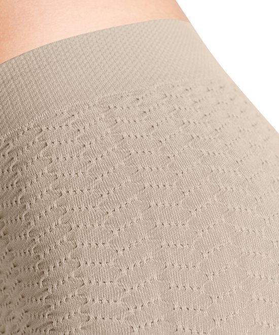 Detailopname van een taupe short met visgraatpatroon en geribbelde band.