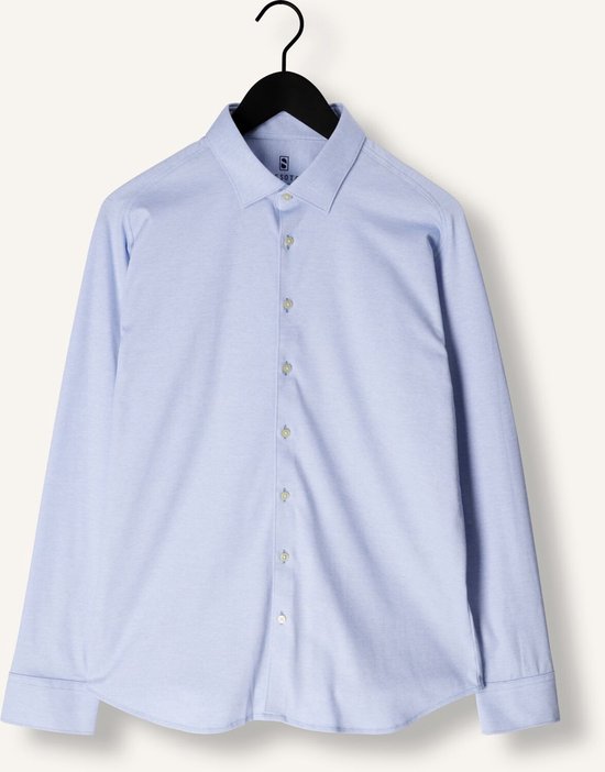 Chemise bleu clair unie à manches longues suspendue à un cintre noir. Le col est un col kent et la chemise a des boutons blancs.