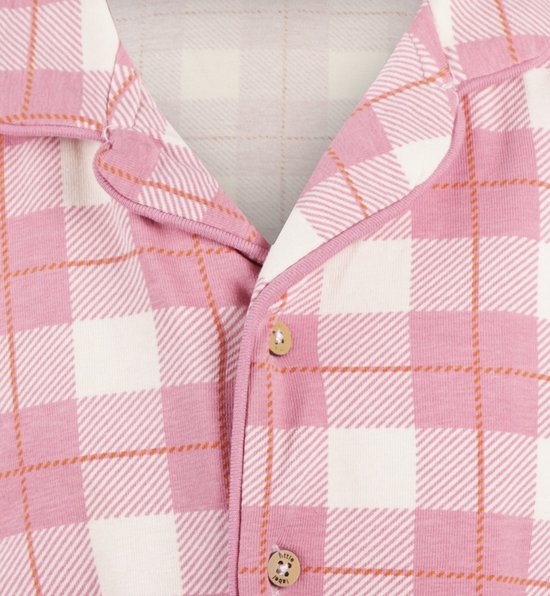 Roze en witte ruitjes pyjama met oranje accenten en houten knoopjes.