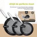 Drie koekenpannen van verschillende groottes naast elkaar, met afmetingen Ø28cm, Ø24cm en Ø20cm.
