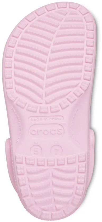 Onderkant van een lichtroze Crocs Classic instapper met profiel en merklogo.
