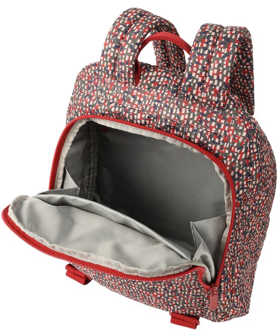 Open rugzak met grafische print in rood, zwart en crème, met rode voering en rits.