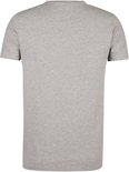 Achterkant van een effen lichtgrijs T-shirt met korte mouwen.
