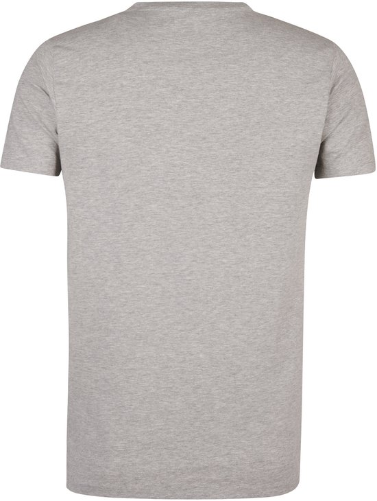 Achterkant van een effen lichtgrijs T-shirt met korte mouwen.