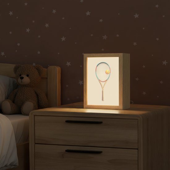 Nachtlampje 15x20 cm - Kinder lampje - Tennisracket - Bal - Beige - Tafellamp kinderkamer - Slaapkamer lamp - Bedlamp kinderen - Kinderlampje stopcontact - Wandlamp babykamer - Nachtlampjes van Merkloos — afbeelding 2