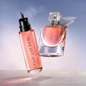 La Vie est Belle parfumflacon en navulfles met roze vloeistof zweven tegen een achtergrond van lucht.
