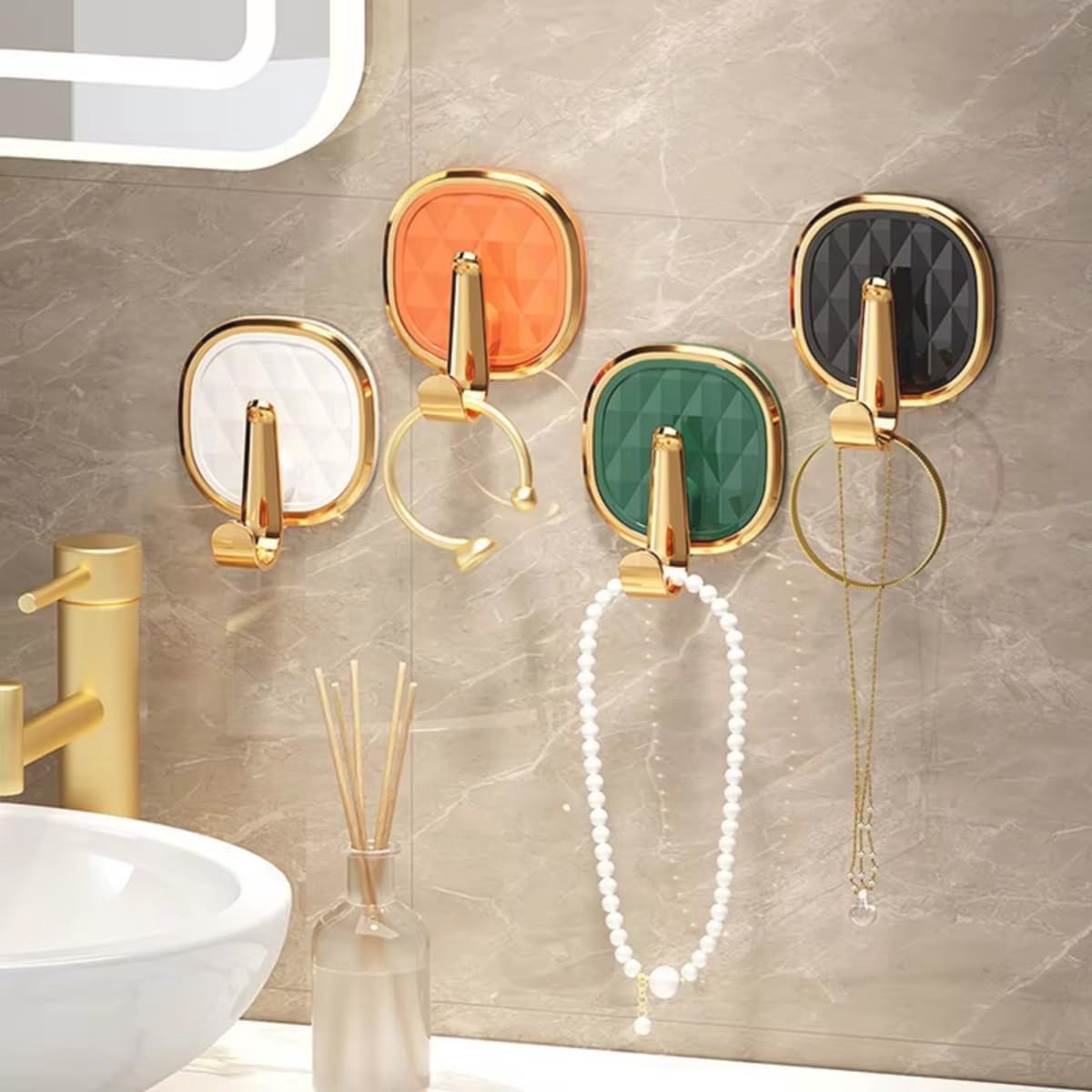 Decoratieve wandhaken set van 4 - Goudkleurige haken met gekleurde achterplaten - Zelfklevend en boorvrij