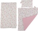 Beddengoed set met bloemenprint: hoeslaken, deken en kussen. Roze deken.