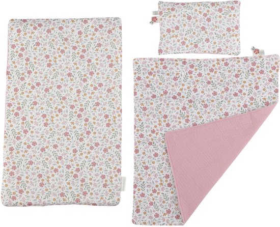 Beddengoed set met bloemenprint: hoeslaken, deken en kussen. Roze deken.