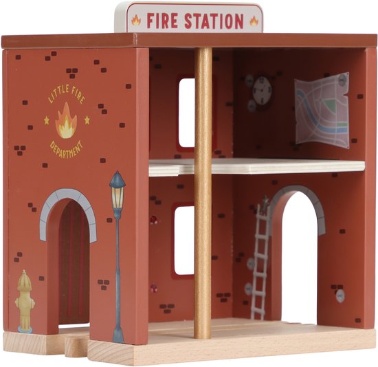 Houten brandweerkazerne met gedetailleerde muurschilderingen, ramen en een ladder aan de binnenkant.