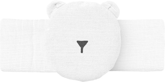 Een wit opwarmkussen voor baby's met een berenkop en oortjes, en met een afbeelding van een hartje op de snuit.