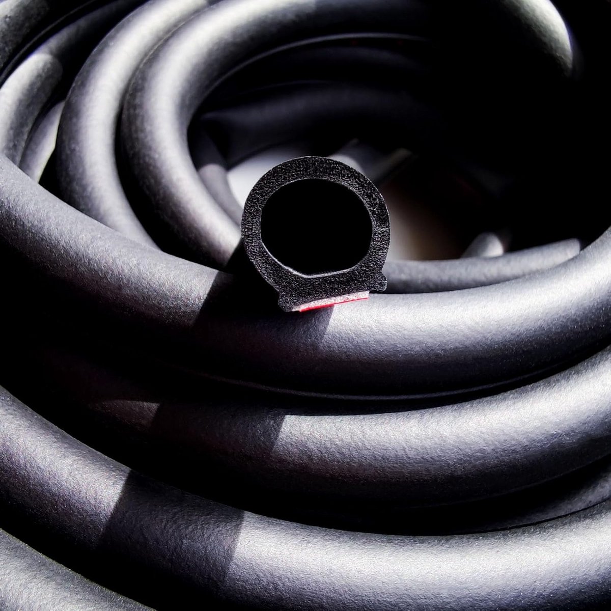 Universele Zelfklevende D-Profiel Rubber Afdichtstrip 12 Meter voor Deuren en Ramen