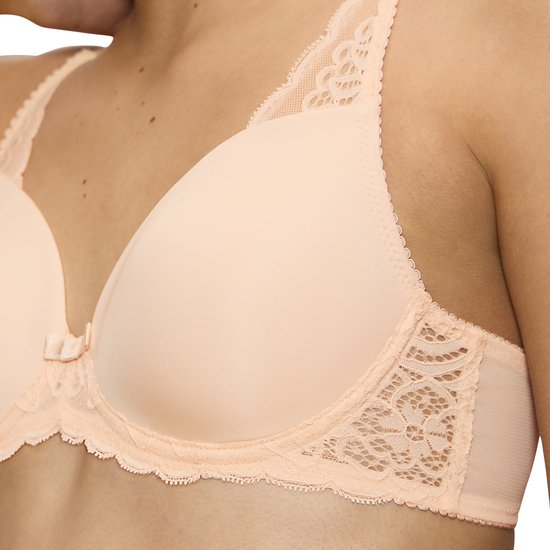 Nude voorgevormde bh met kanten accenten op de schouderbandjes en aan de zijkant.