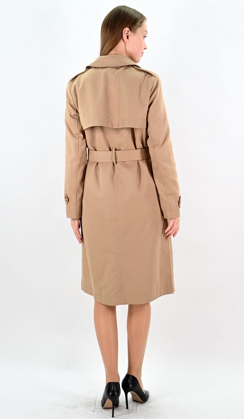 Draaiend model in camelkleurige lange trenchcoat met ceintuur.