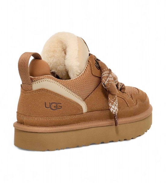 Bruine UGG sneaker met suède, teddyvoering, stoffen accenten en ruitjes veter.
