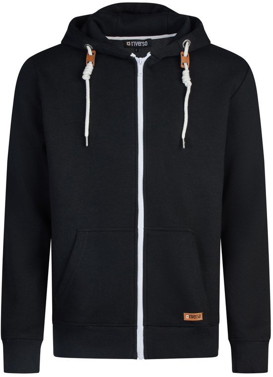 Zwarte hoodie met rits, capuchon, witte koordjes, opgestikte zakken en label.