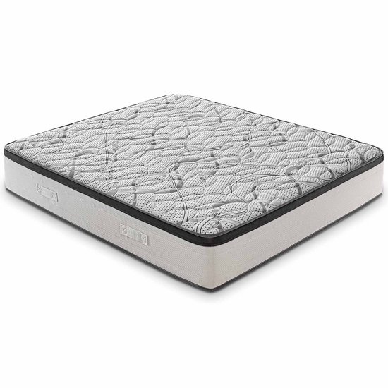 De matras met een grijs gestreept en gestippeld patroon.