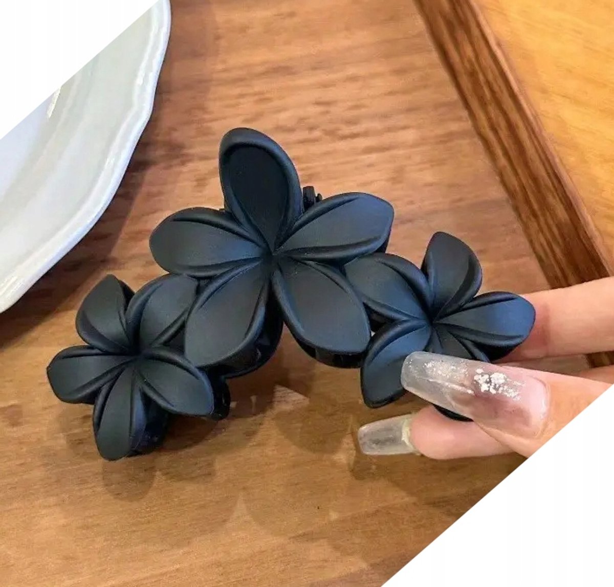 Grote zwarte matte haarclip van 11 cm met Hawaiiaanse drievoudige bloem