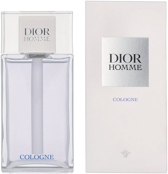 Dior Homme Cologne fles en verpakking. Zilveren dop, witte verpakking met 'COLOGNE' in blauwe letters.