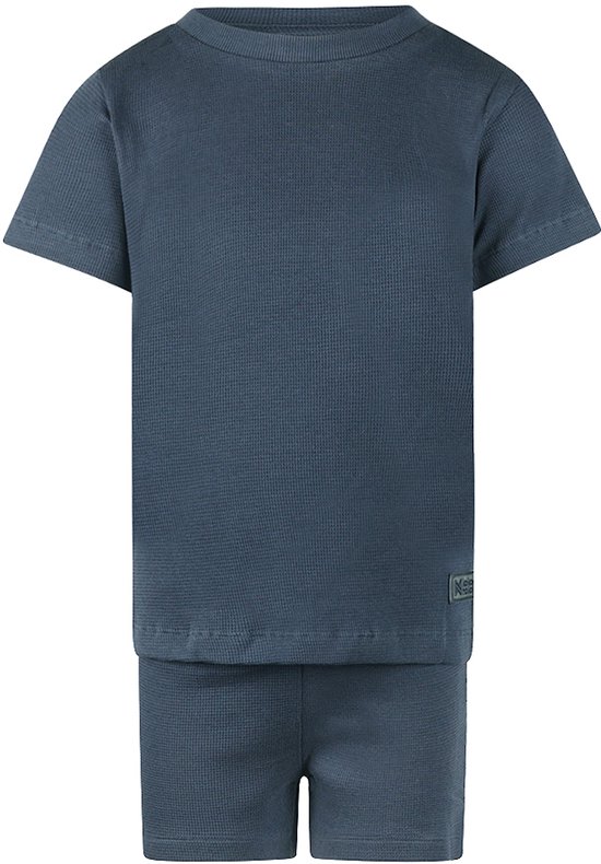 Un pyjama bleu foncé Koko Noko à manches courtes et short, en tissu gaufré.