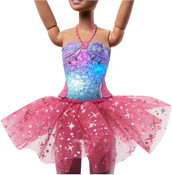 Close-up van Barbie ballerina's korset met blauwe, paarse en roze gloed, roze tutu met zilveren sterren en ketting.