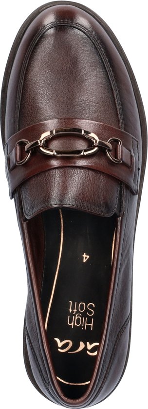 Bovenaanzicht van bruine leren loafer met gouden gesp en 'High Soft' binnenzool.